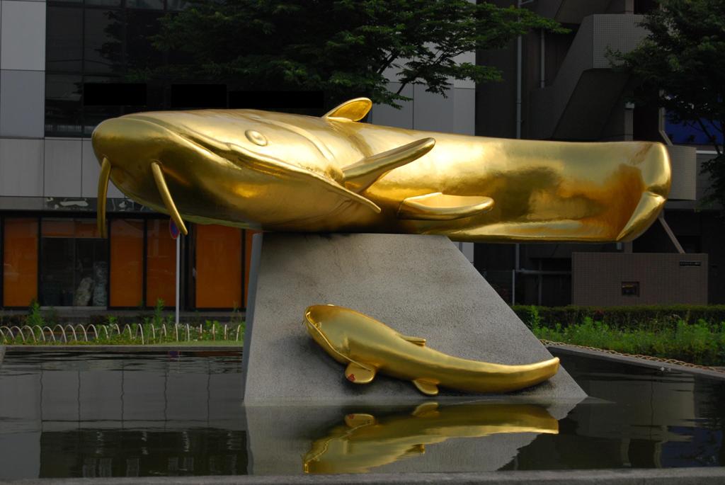 金色的鲶鱼雕塑