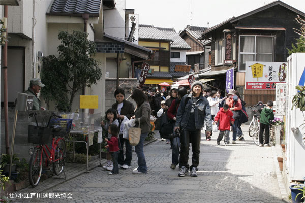 日式柑仔店林立的街道