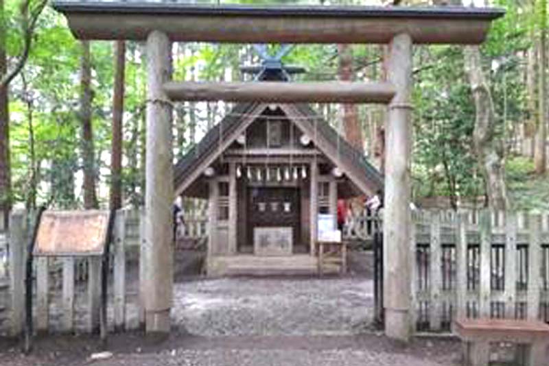 Hiking to the summit of Hodosan Mountain to visit the Hodosan Shrine’s rear shrine